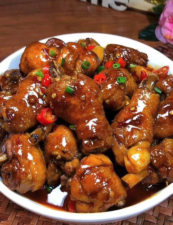家常硬菜！简单版红烧鸡腿 今天我们就在超超超好吃的红烧鸡腿块，几乎是家家都会做的家常硬菜快来get！简单好做，零失败。 用料 · 鸡腿（5/6只） ·